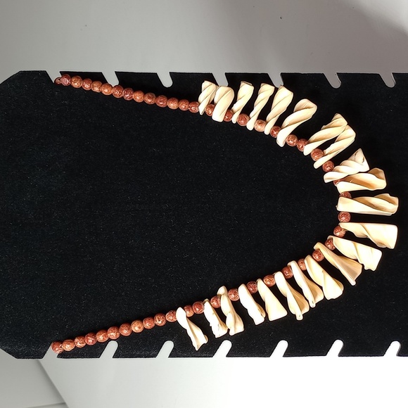 Vintage Unquie Shell and Coral Bead Necklace - Picture 4 of 14
